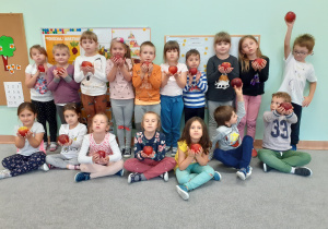 dzieci trzymają jabłka w dłoniach
