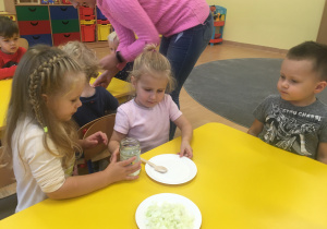 dzieci przygotowują syrop cebulowy