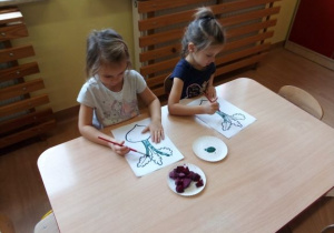 dzieci malują sylwety buraków