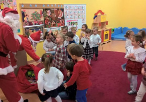 dzieci witają świętego Mikołaja