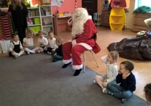 dzieci recytują wiersz świętemu Mikołajowi