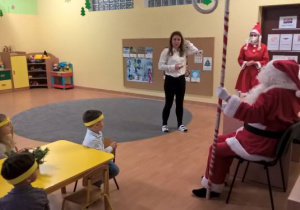 wizyta świętego Mikołaja w grupie "Jagódki"