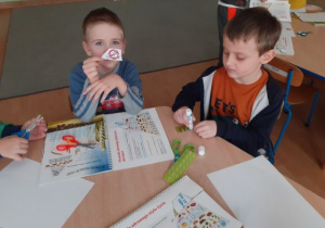 dzieci wycinają poszczególne elementy piramidy