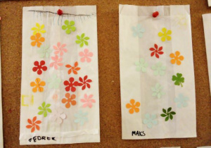 torby ozdobione kolorowymi kwiatami
