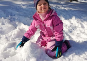 dziewczynka robi kule śnieżną