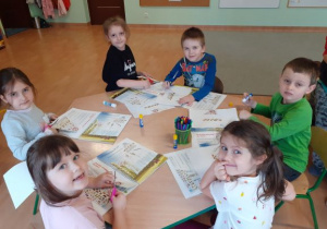 dzieci wycinają elementy piramidy