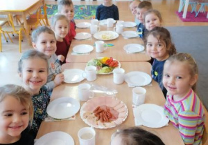 dzieci jedzą wspólnie śniadanie
