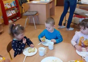 dzieci komponują i jedzą kolorowe kanapki