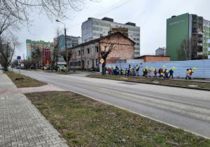 dzieci z zielonymi balonikami spacerują ul. Mickiewicza