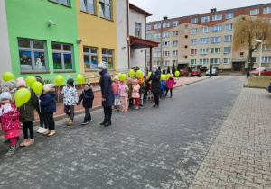 dzieci przygotowują się do pochodu przed przedszkolem