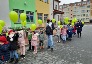 dzieci przygotowują się do pochodu przed przedszkolem