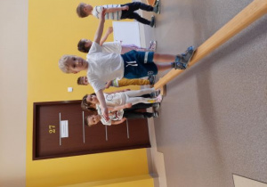 dzieci ćwiczą na przyrządach gimnastycznych