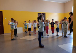 dzieci ćwiczą na przyrządach gimnastycznych