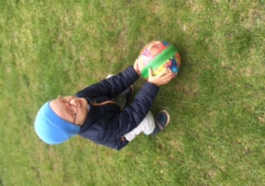 chłopiec łapie piłkę
