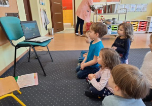 dzieci odlądają film animowany z bohaterem programu Kubusiem