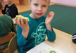 chłopiec je gruszkę