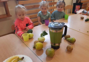 dzieci przygotowują koktajl z zielonych owoców i warzy