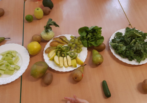 owoce i warzywa w kolorze zielonym w grupie Zajączki