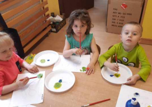 dzieci mieszają kolory, uczą się jak powstaje kolor zielony