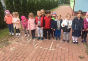 dzieci stoją na linii startu przygotowując się do biegu