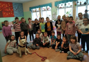dzieci z grupy "Słoneczek" z psim terapeutą