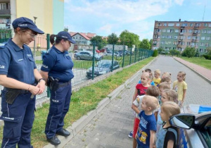 dzieci rozmawiają z policjantkami