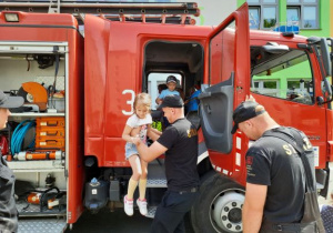 dzieci oglądają wóz strażacki