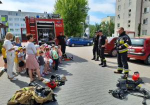 dzieci poznają podstawowe elementy stroju strażaka