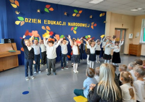 dzieci z grupy "Motylki" śpiewają podczas spotkania