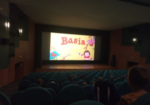 duży ekran kinowy z wyświetlonym początkiem bajki