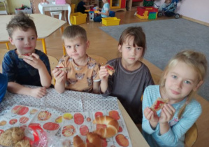 dzieci oglądają i dotykają różnego rodzaju chleby