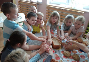 dzieci oglądają i dotykają różnego rodzaju chleby