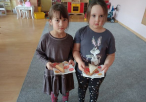 dziewczynki trzymają w rękach gotowe tosty