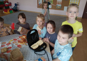 dzieci przygotowują tosty