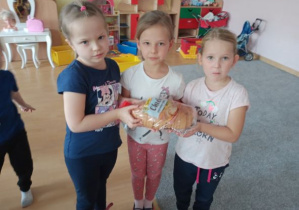 dziewczynki trzymają w dłoniach chleb