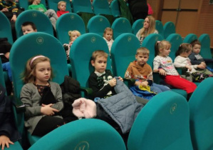 dzieci na widowni oczekują na film