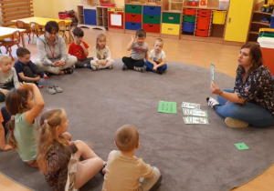 nauczycielka prowadzi zajęcia - przypomina dzieciom Kodeks Małego Ekologa