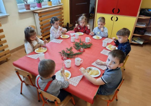 dzieci z grupy "Zajączki" jedzą świąteczny obiad