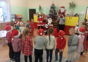 dzieci wystepują przed św. Mikołajem