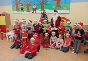 dzieci pozują do zdjęcia z św. Mikołajem