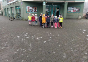 dzieci z grupy Gwiazdki stoją przed budynkiem kinoteatru