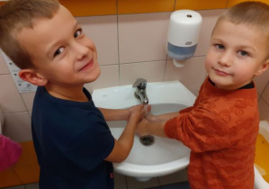 chłopcy myją ręce