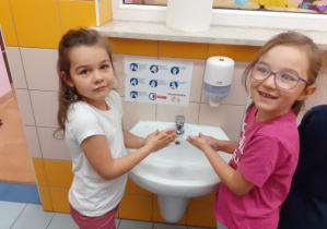 dziewczynki myją ręce