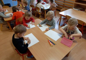 dzieci rysują swój autoportret