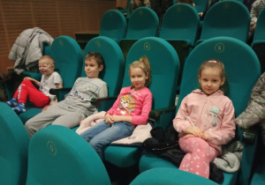dzieci na widowni oczekują na film
