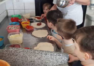 dzieci nakładają sos na ciasto