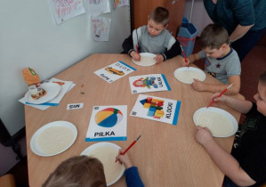 dzieci odwzorowują kształty przedmiotów w kaszy