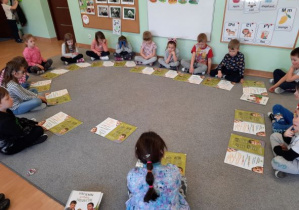 dzieci uczą się z książek