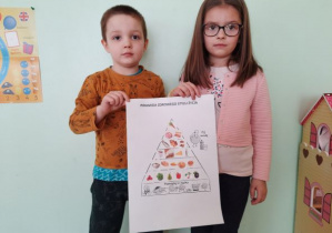 dzieci trzymają wspólnie zrobioną piramidę zdrowego stylu życia