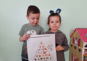 dzieci trzymają wspólnie zrobioną piramidę zdrowego stylu życia